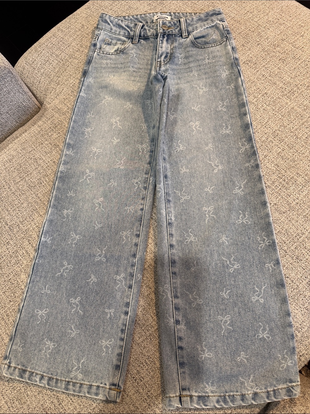 Light Wash Girls Jeans with Subtle Bow Print